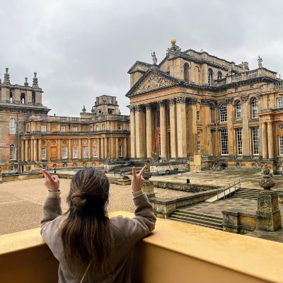 ブレナム宮殿前で撮られた後ろ姿のプロフィール写真Haruka's profile picture taken from back in front of Blenheim Palace